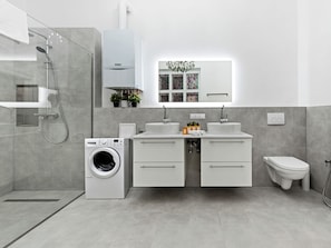 Douche, sĂšche-cheveux, serviettes fournies, savon