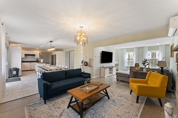 Amazing Vacation House In Poconos~hottub~game Room 6 Bedroom Hom