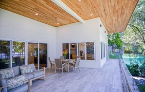Outdoor dining - Esterillos Lote 6 Bedroom Home (Parrita)