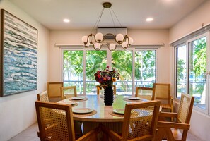 House, 6 Bedrooms | Dining