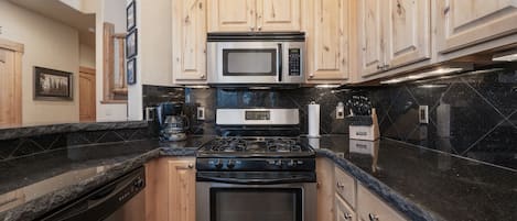 House, 3 Bedrooms | Private kitchen | Fridge, oven, coffee/tea maker, toaster
