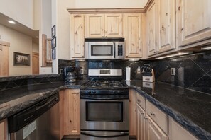 House, 3 Bedrooms | Private kitchen - Antler At Lakota 407 3 Bedroom Home (Winter Park)