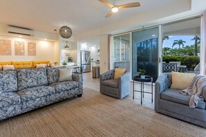 Condo, 2 habitaciones | Área de sala de estar | Smart TV