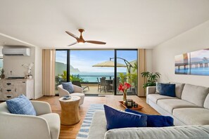 Condo, 2 quartos | Área de estar | Smart TV