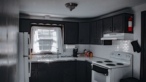 Private kitchen - 1bd apt, 2 min walk to Albany med, off street parking and washer/dryer (Albany)