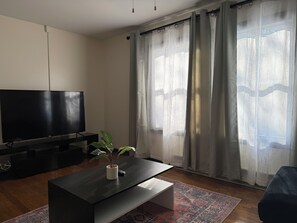 Living area - 1bd apt, 2 min walk to Albany med, off street parking and washer/dryer (Albany)