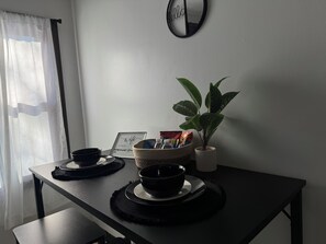 Dining - 1bd apt, 2 min walk to Albany med, off street parking and washer/dryer (Albany)