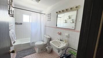 Secador de pelo, toallas, jabón y papel higiénico