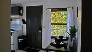 Private kitchen - 1bd apt, 2 min walk to Albany med, off street parking and washer/dryer (Albany)