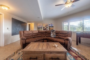 Älytelevisio, DVD-soitin, pöytäjalkapallopöytä, kirjoja