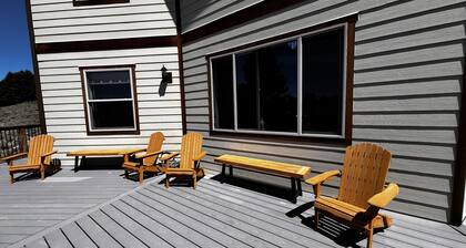 Quinn Creek Chalet-Great home to relax with family & enjoy the views!