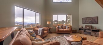 Quinn Creek Chalet-Great home to relax with family & enjoy the views!