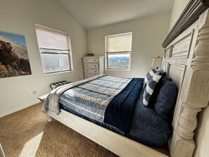 5 bedrooms, desk, iron/ironing board, free WiFi