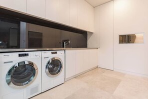 Interior - One Eighty Marino Sum (Marino)