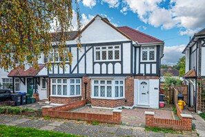Exterior - A wonderful and spacious house in a charming road (Greater London)