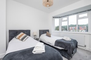 3 bedrooms, iron/ironing board, internet, bed sheets