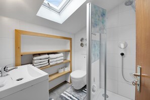 Suihku, hiustenkuivaaja, pyyhkeet, saippua