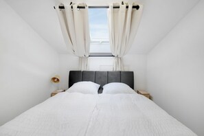 1 bedroom, in-room safe, desk, iron/ironing board