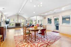 Dining - Yards to the beach, stunning new reno (Kiawah Island)