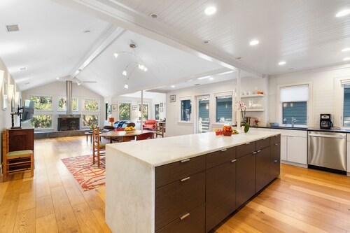 Yards to the beach, stunning new reno