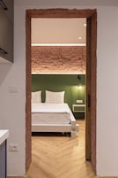 Apartamento estándar, no fumadores | Baño | Ducha, artículos de higiene personal ecológicos y secador de pelo