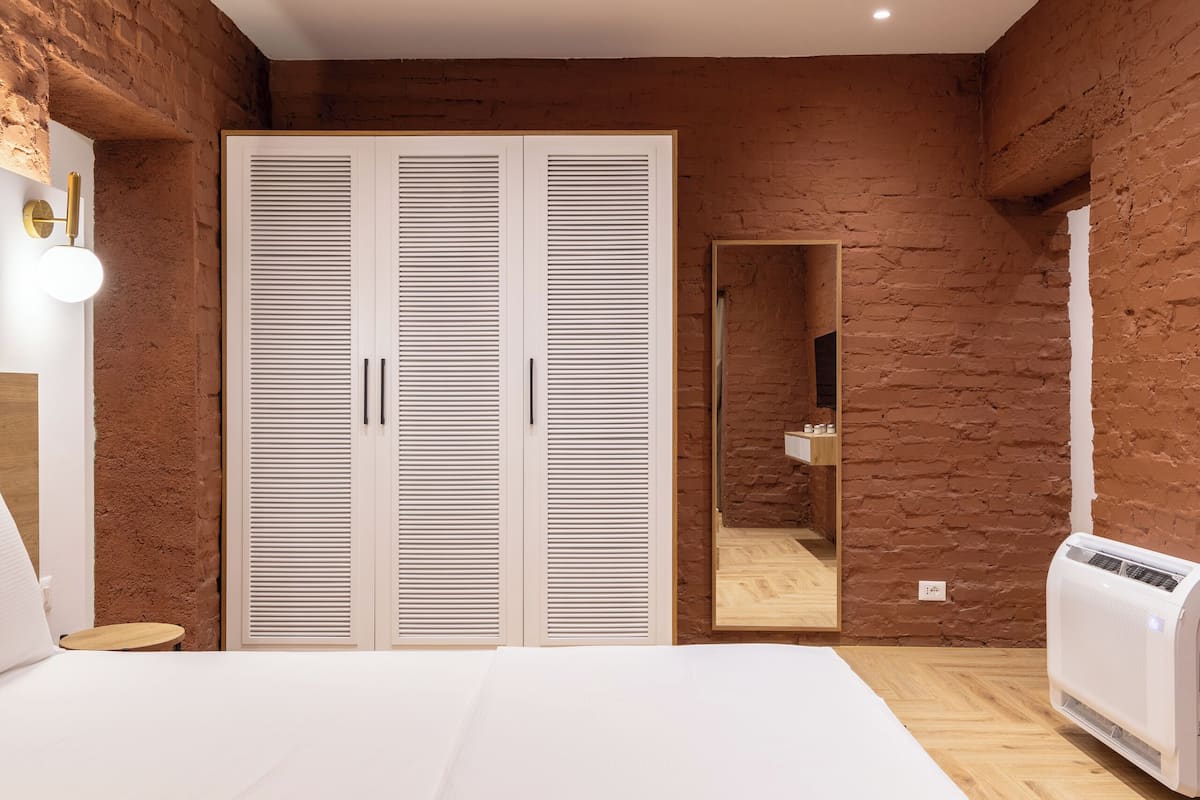 Standard Apartment 102, Kitchen | Frette Italian sheets, premium bedding, memory foam beds