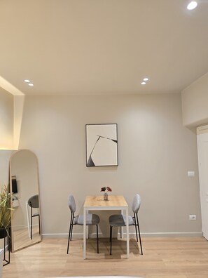 Departamento estándar, para no fumadores, balcón | Área de sala de estar | Smart TV de 50 cm con canales digitales 