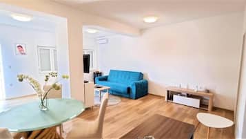 Apartment | Living room | Toys, stereo