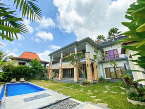 A two-story house with a swimming pool, a garden with stepping stones, and a red-tiled roof. - Oemah Surya Ubud (Ubud)