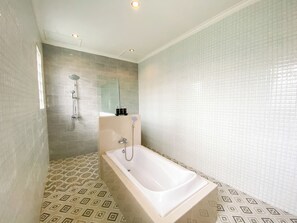 Apartamento Deluxe, cocina básica, vistas al jardín | Bañera profunda