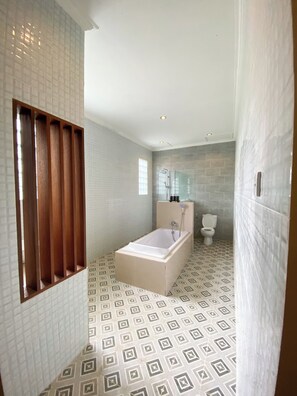 Appartement Deluxe, coin cuisine, vue jardin | Salle de bain