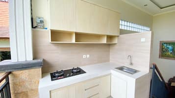 Deluxe Apartment, Kitchenette, Garden View | Private kitchen