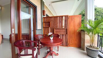 Deluxe Apartment, Kitchenette, Garden View | Terrace/patio