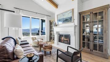 Fernseher, Kamin, Tischfußball, Bücher