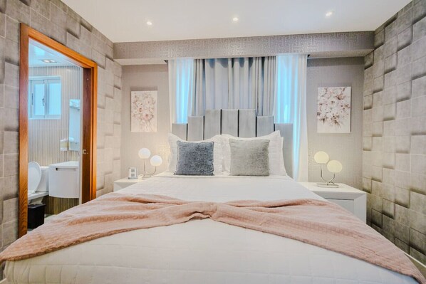 1 bedroom, desk, iron/ironing board, WiFi