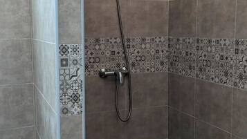 Douche, sèche-cheveux, serviettes fournies, savon