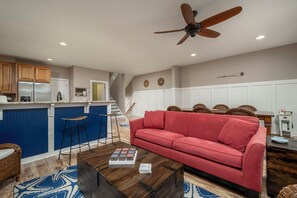 Smart TV, fireplace, books - REHOBOTH GRAND TOWNHOUSE - WALK TO SHOPS, EATERIES, BOARDS & BEACH! (Rehoboth Beach)