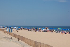 Beach nearby - REHOBOTH GRAND TOWNHOUSE - WALK TO SHOPS, EATERIES, BOARDS & BEACH! (Rehoboth Beach)