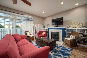 Smart TV, chimenea y libros 