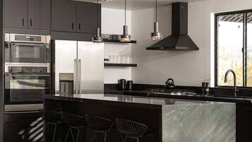 Kjøleskap, mikrobølgeovn, ovn og kokeplater