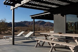 Outdoor dining - Shadow Mountain By Homestead Modern (Joshua Tree)