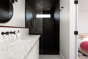 Douche, sèche-cheveux, serviettes fournies, shampoing