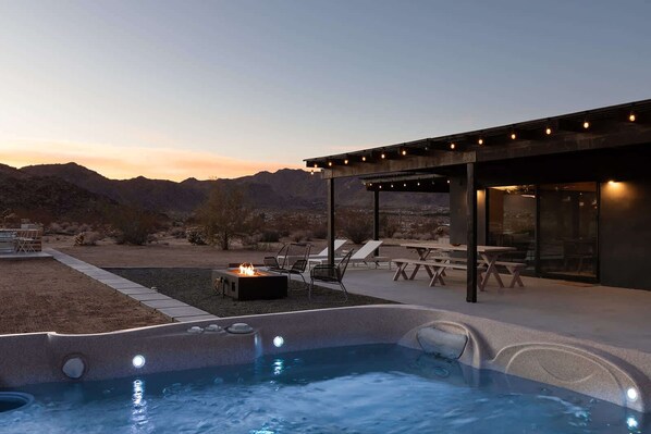 Outdoor dining - Shadow Mountain By Homestead Modern (Joshua Tree)