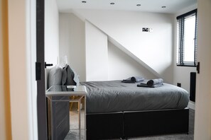 5 bedrooms, iron/ironing board, WiFi, bed sheets