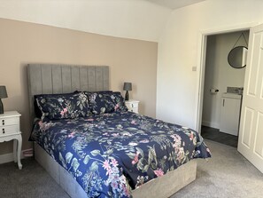 4 bedrooms, iron/ironing board, Internet, bed sheets