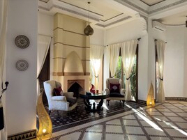 Tradicionális ház, kilátással a hegyre | Nappalirész | LED-tévé