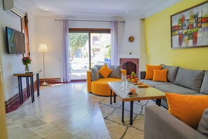 Deluxe Villa, Pool View | Living area | 42-inch LED TV with satellite channels - Palais Volteras (Marrakech)