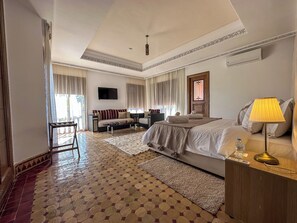 Ropa de cama de alta calidad y caja de seguridad en la habitación