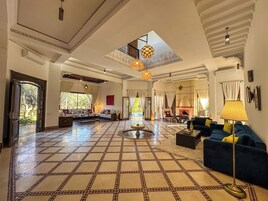 Traditional House, Mountain View | Living area | 42-inch LED TV with satellite channels