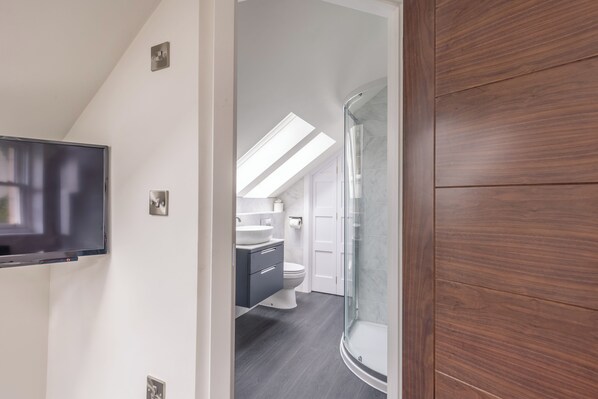 Ein modernes Badezimmer mit Dusche, Toilette und Waschbecken.